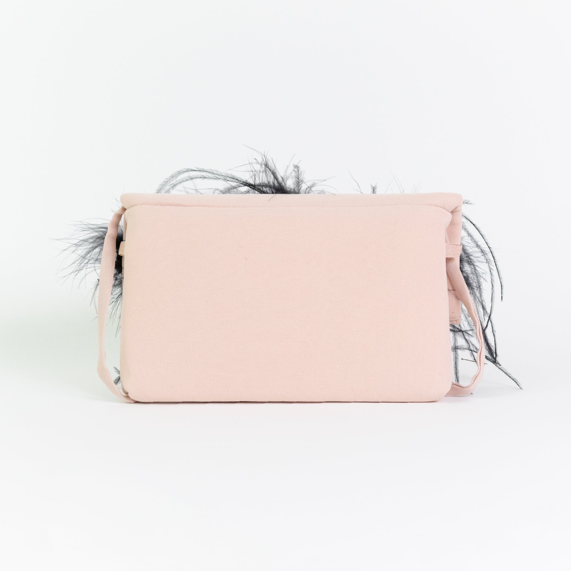 Pochette rosa con piume nere