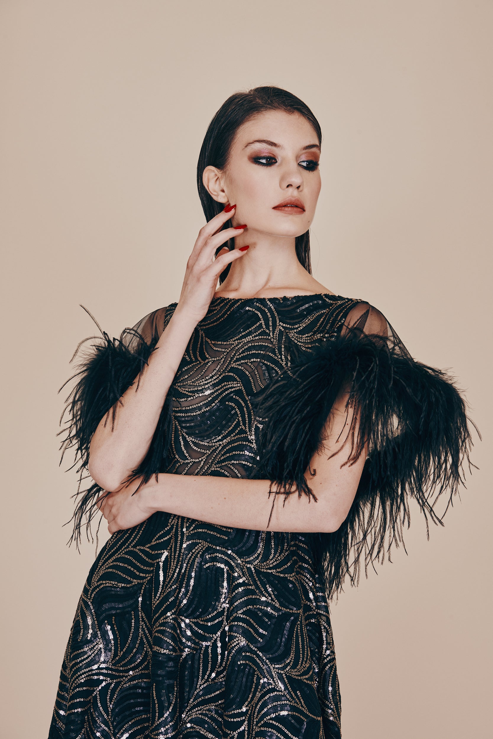 ABITO MIDI IN PAILLETTES E PIUME