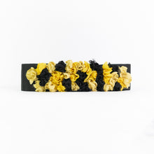 Load image into Gallery viewer, Cintura nera in mikado con fiori tridimensionali gialli
