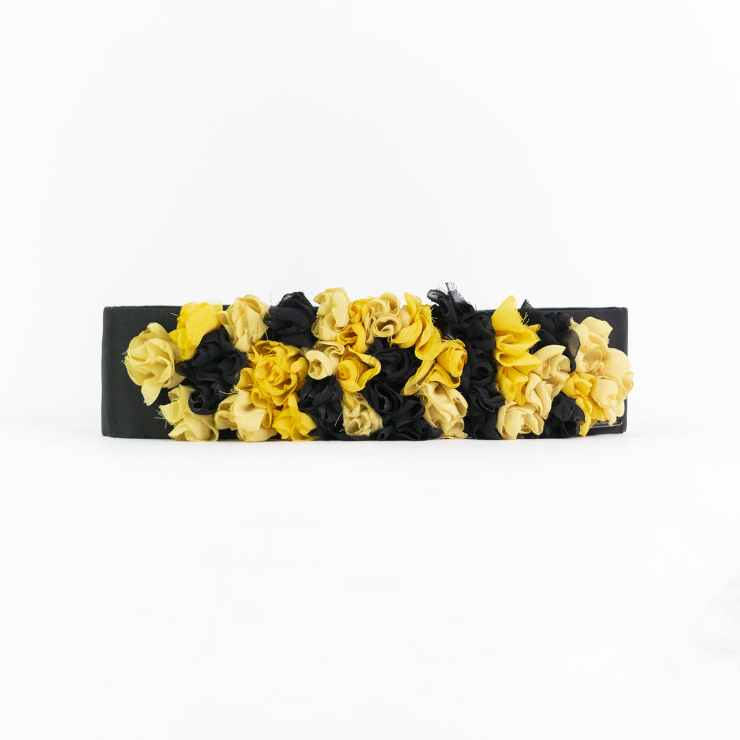 Cintura nera in mikado con fiori tridimensionali gialli