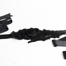 Load image into Gallery viewer, Cintura nera in raso con fiori tridimensionali
