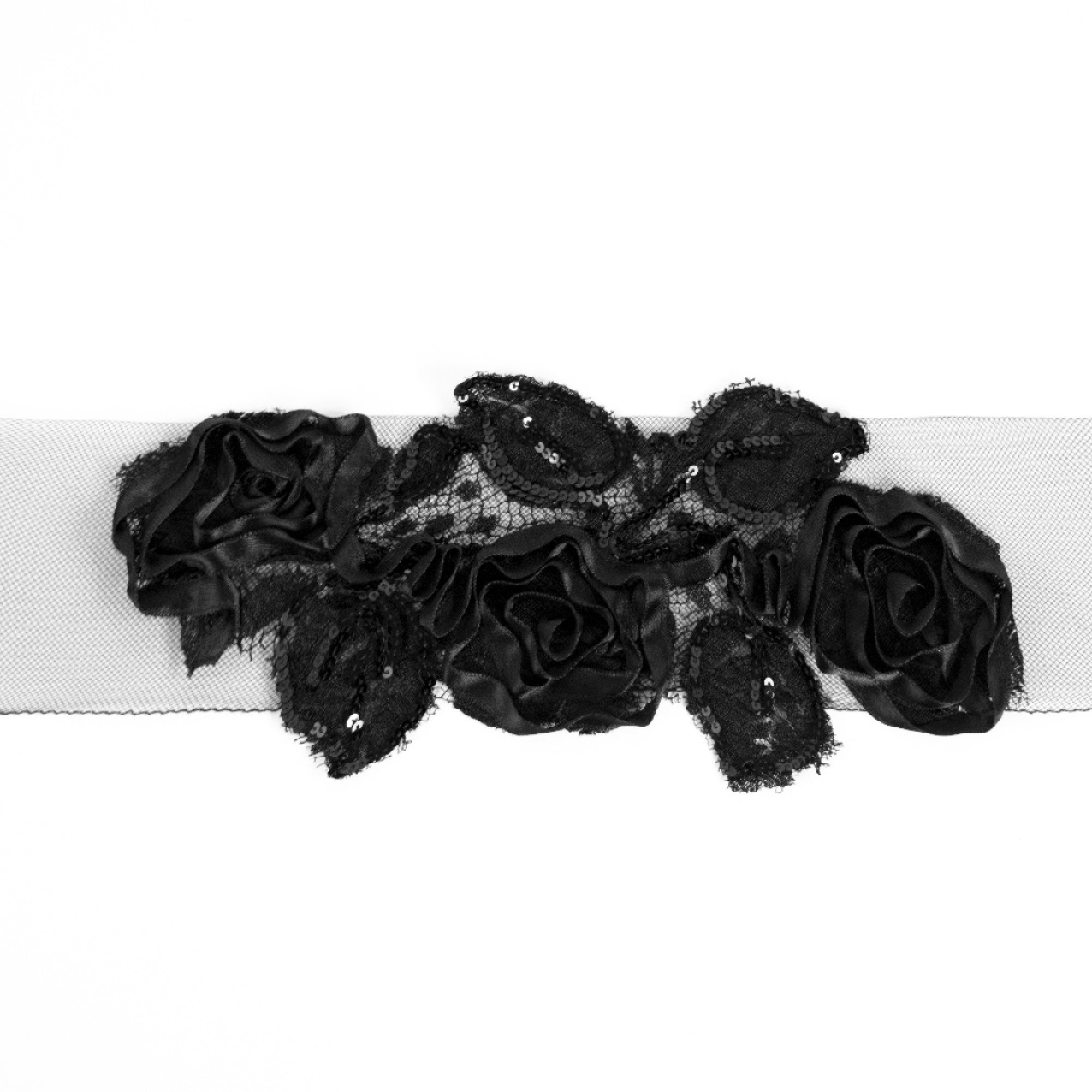 Mesh collar with three-dimensional flowers