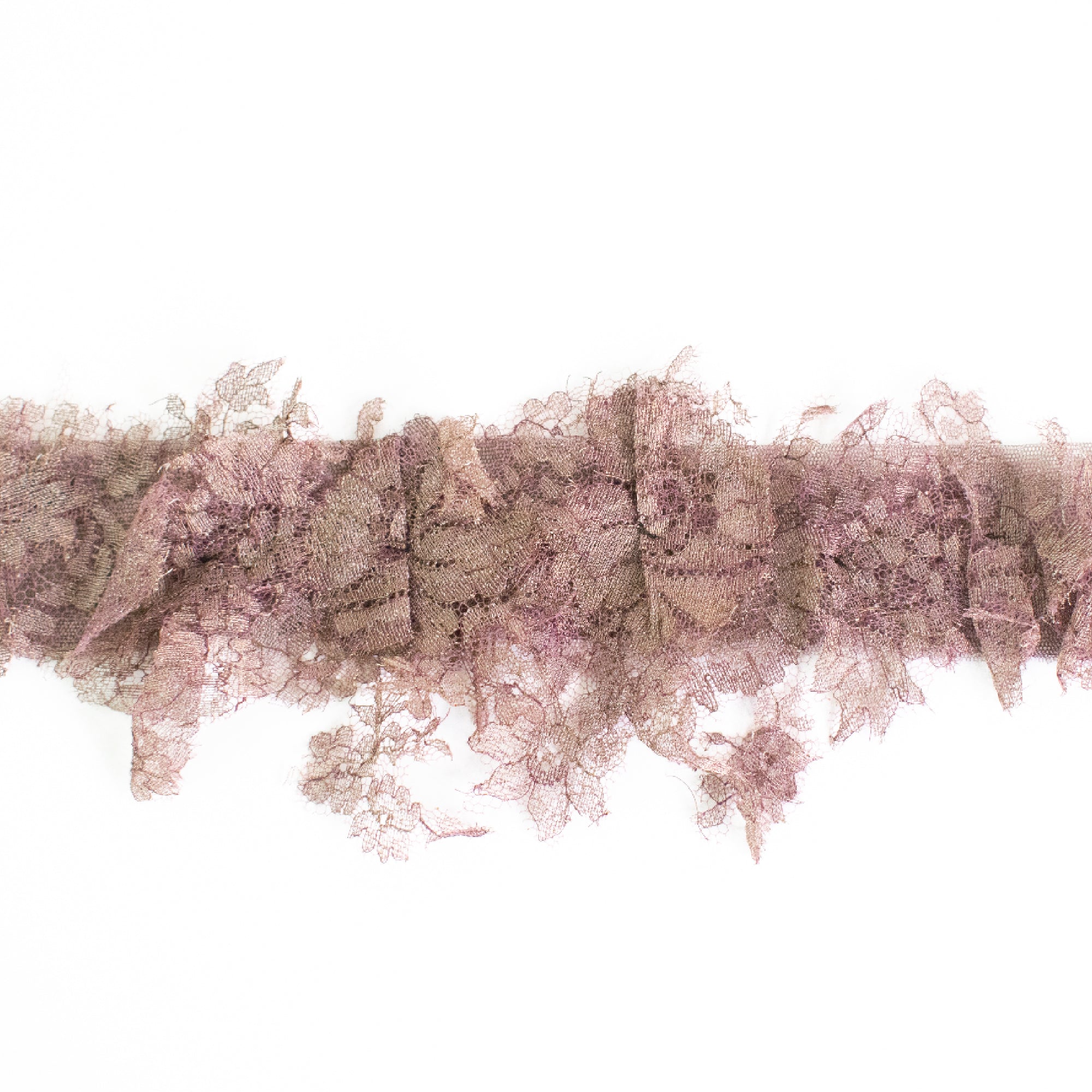 Three-dimensional collar in wine-pink lace