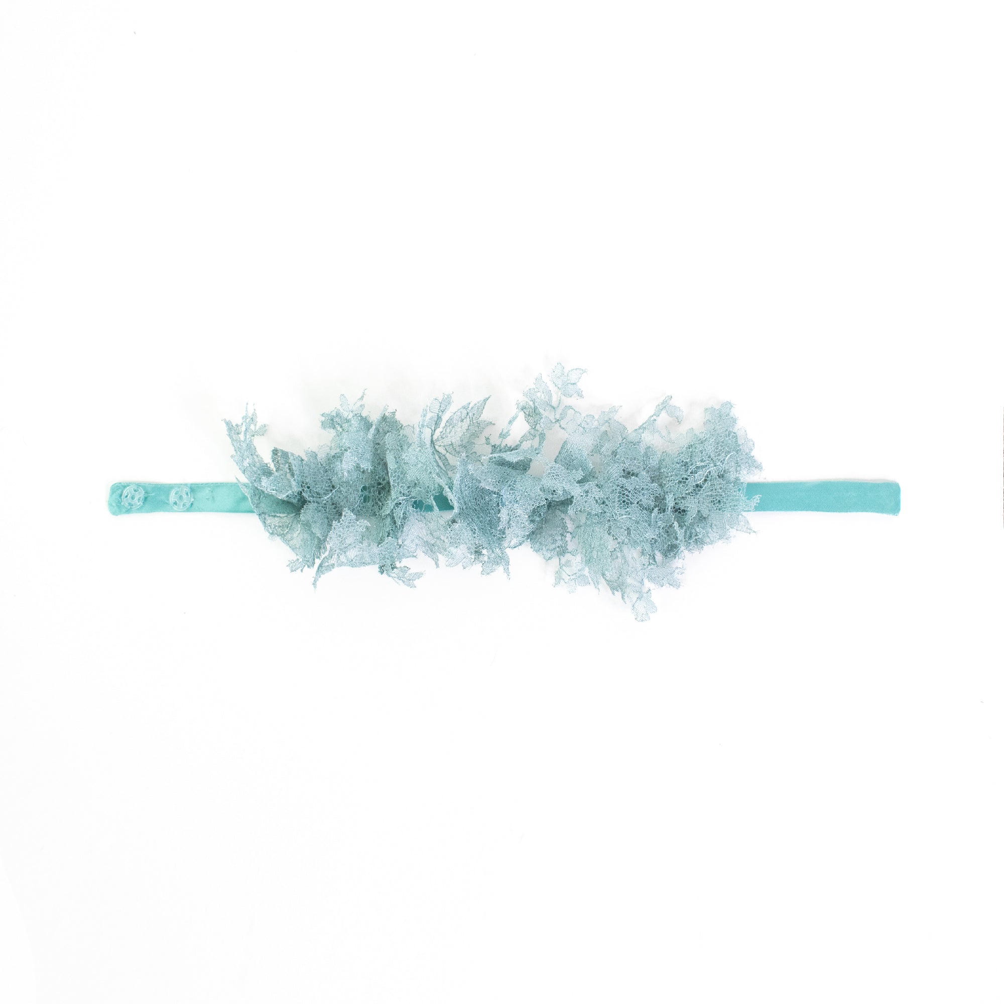 Three-dimensional collar in turquoise lace